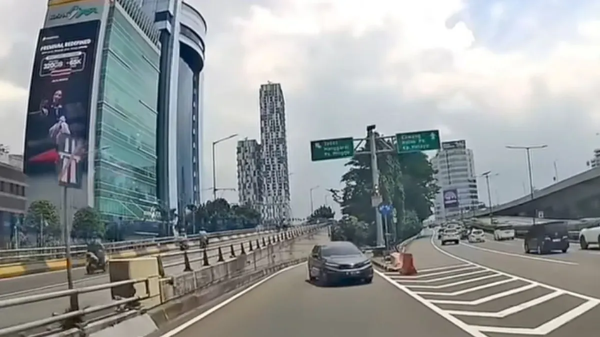 Viral di media sosial video aksi berbahaya pengemudi mobil melawan arus di Exit Tebet, Tol Dalam Kota Jakarta, pada Sabtu, 17 Januari 2026. (Sumber: Istimewa)