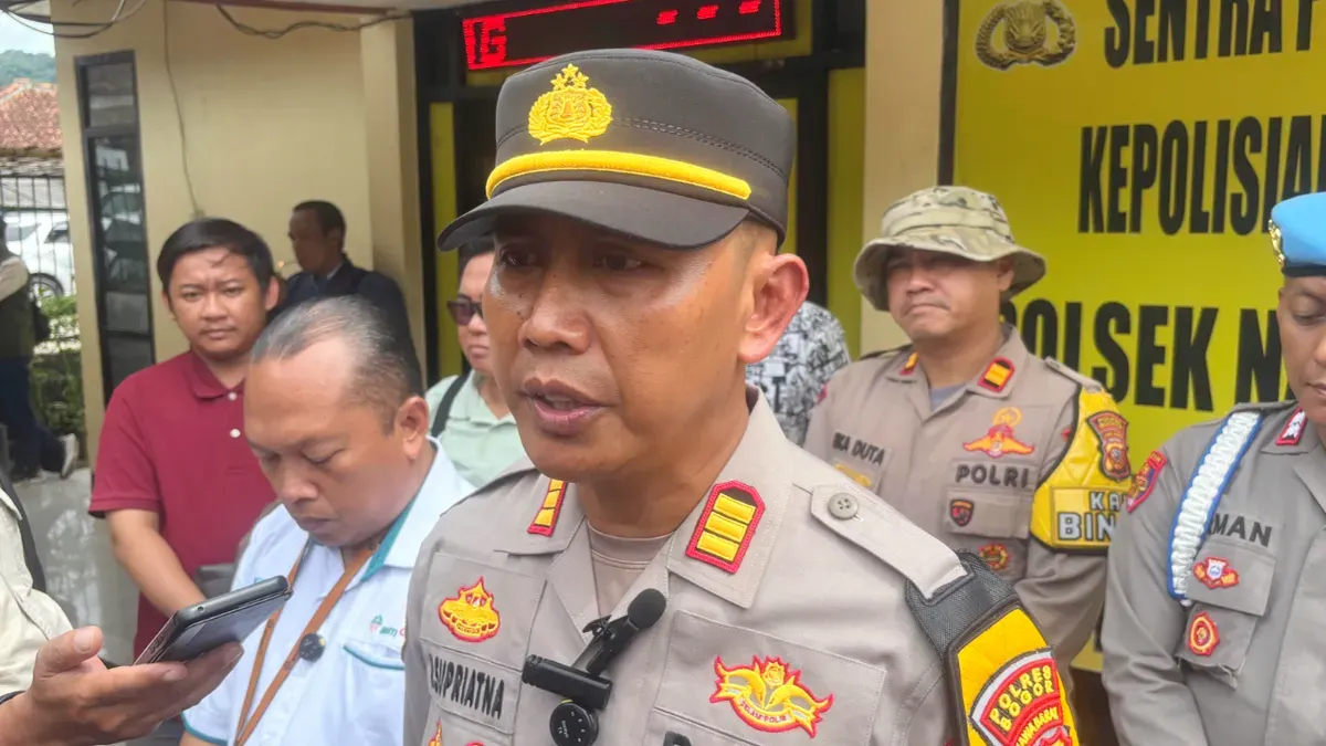 Kapolsek Nanggung, AKP Ucup Supriatna minta warga melapor jika ada keluarganya yang hilang. (Sumber: Poskota/Giffar Rivana)