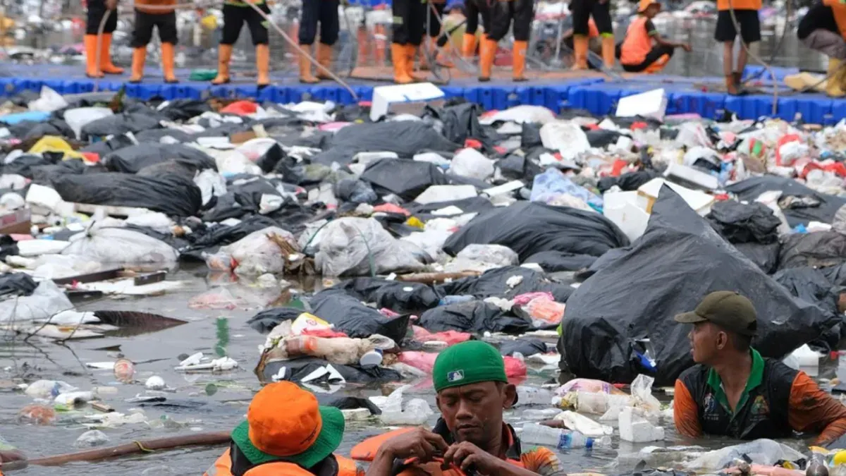 Penanganan sampah di Tanggul Muara Baru, Jakarta Utara oleh Dinas Lingkungan Hidup Jakarta. (Sumber: Kominfotik DLH Jakarta)