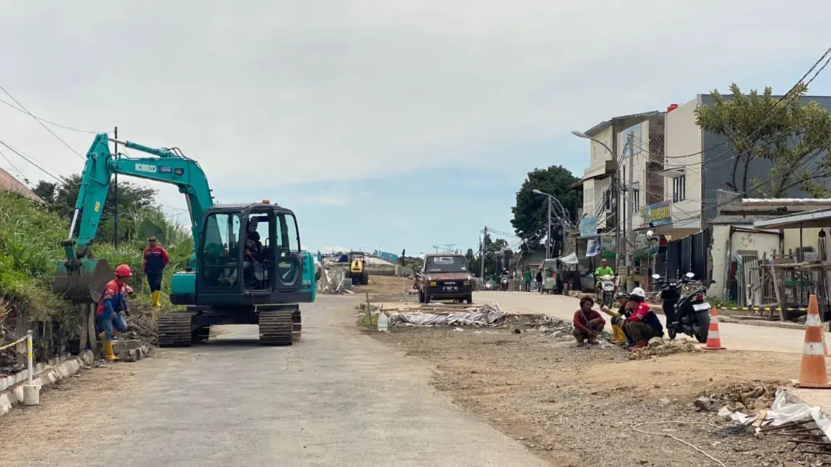 Kondisi dikawasan proyek pembangunan Flyover Pusdikpom, di wilayah Kelurahan Baros, Kecamatan Cimahi Tengah, Kota Cimahi, Selasa 20 Januari 2026. (Sumber: Poskota/Gatot Poedji Utomo)