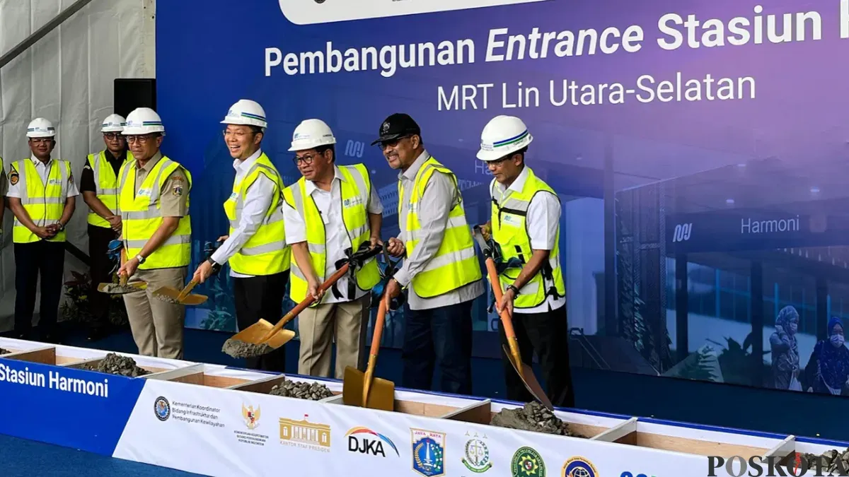 Gubernur Jakarta, Pramono Anung melakukan peletakan batu pertama (groundbreaking) pembangunan pintu masuk (entrance) Stasiun Harmoni, Gambir, Jakarta Pusat, Selasa, 20 Januari 2026. (Sumber: Poskota/M. Tegar Jihad)