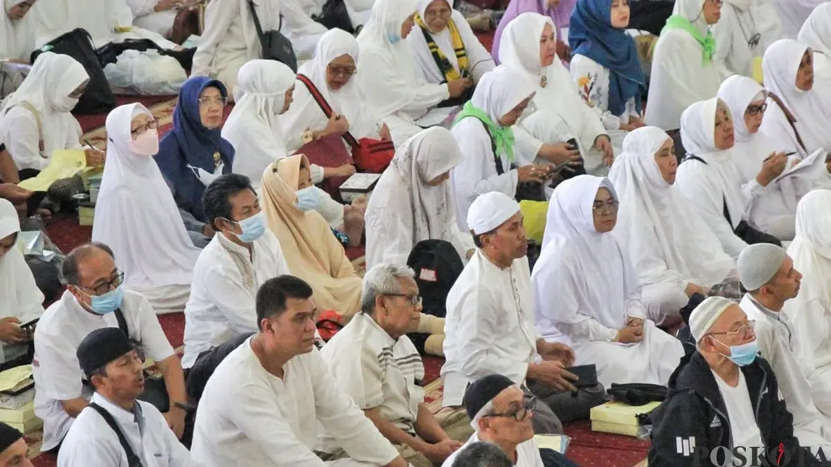 Sebelum keberangkatan ke tanah suci, calon jemaah haji berkumpul di Masjid Agung, Bandung untuk mendapat pengarahan. (Sumber: Poskota/Gatot Poedji Utomo)