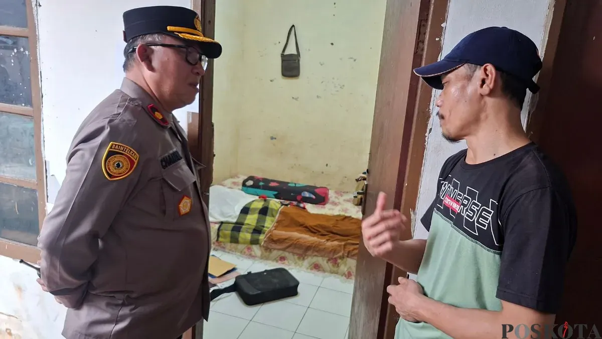Kapolsek Cinere, Kompol Chairul Saleh bersama Kanit Reskrim Polsek Cinere Iptu Firman melakukan cek TKP orang meninggal dunia di Limo Depok. (Sumber: Poskota/Angga Pahlevi)