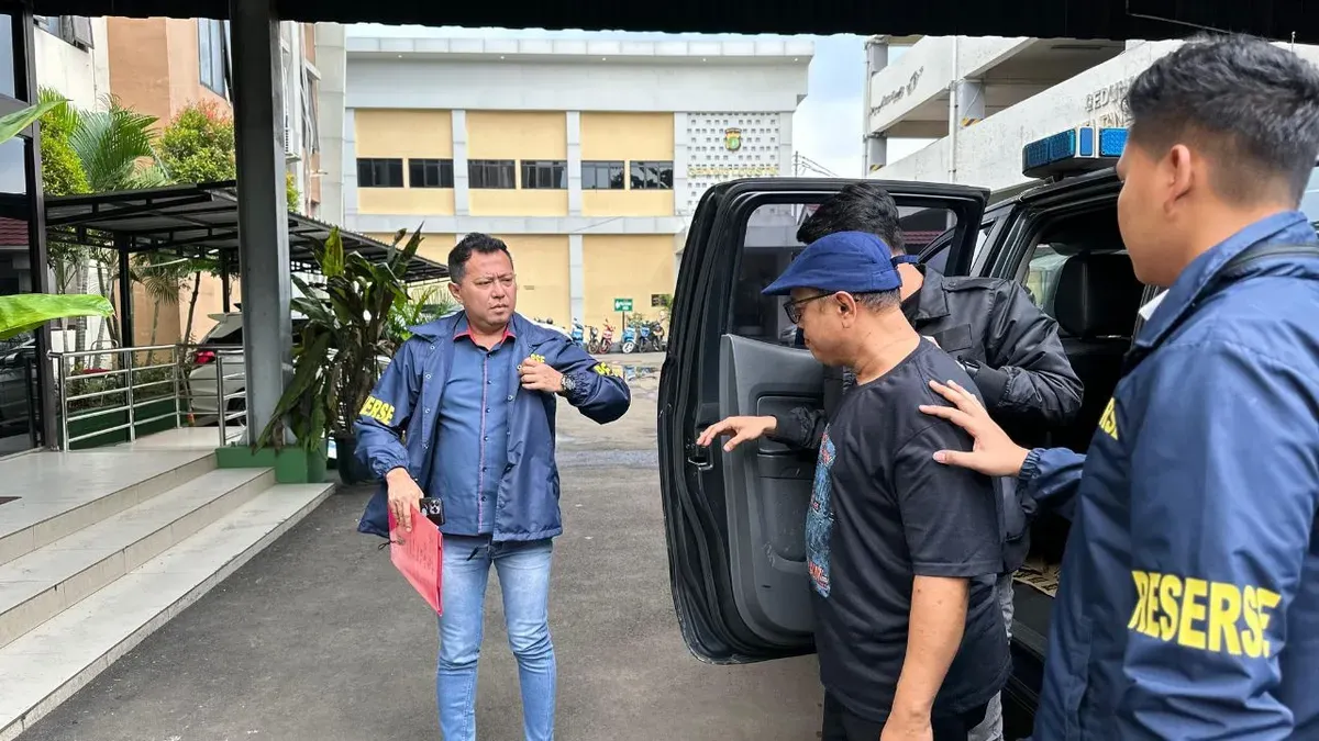 Terduga pelaku pelecehan terhadap siswa saat diamankan di Polres Tangerang Selatan. (Sumber: Dok. Polres Tangsel)