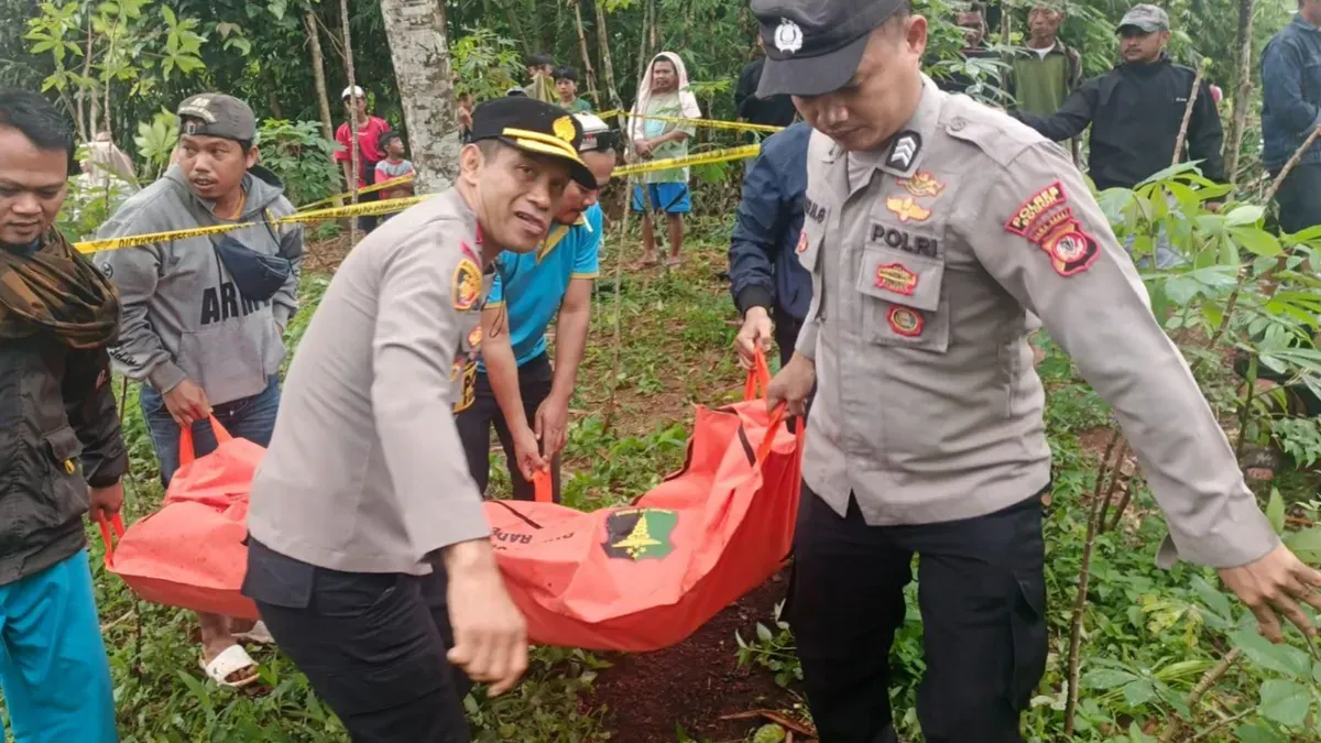 Kapolsek Rumpin Kompol Suyoko bersama anggota saat melakukan evakuasi jasad T yang gantung diri di pohon. (Sumber: Polsek Rumpin)