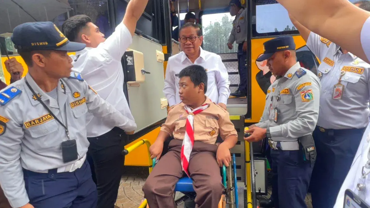 Gubernur Jakarta Pramono Anung bersama siswa penyandang disabilitas di Balai Kota Jakarta, Rabu, 21 Januari 2026. (Sumber: Poskota/M. Tegar Jihad)