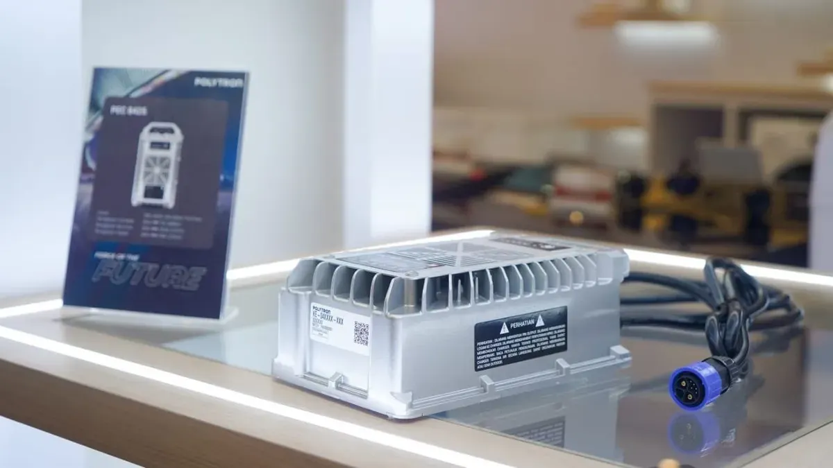 Polytron meluncurkan fast charger portabel 25A resmi untuk motor listrik FOX Electric. (Sumber: Dok. Polytron)