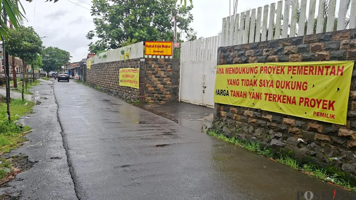 Terpasang tiga spanduk penolakan harga proyek pelebaran tanah di salah satu rumah warga Jalan Enggram, Sawangan, Kota Depok, Rabu, 21 Januari 2026. (Sumber: Poskota/ Angga Pahlevi)