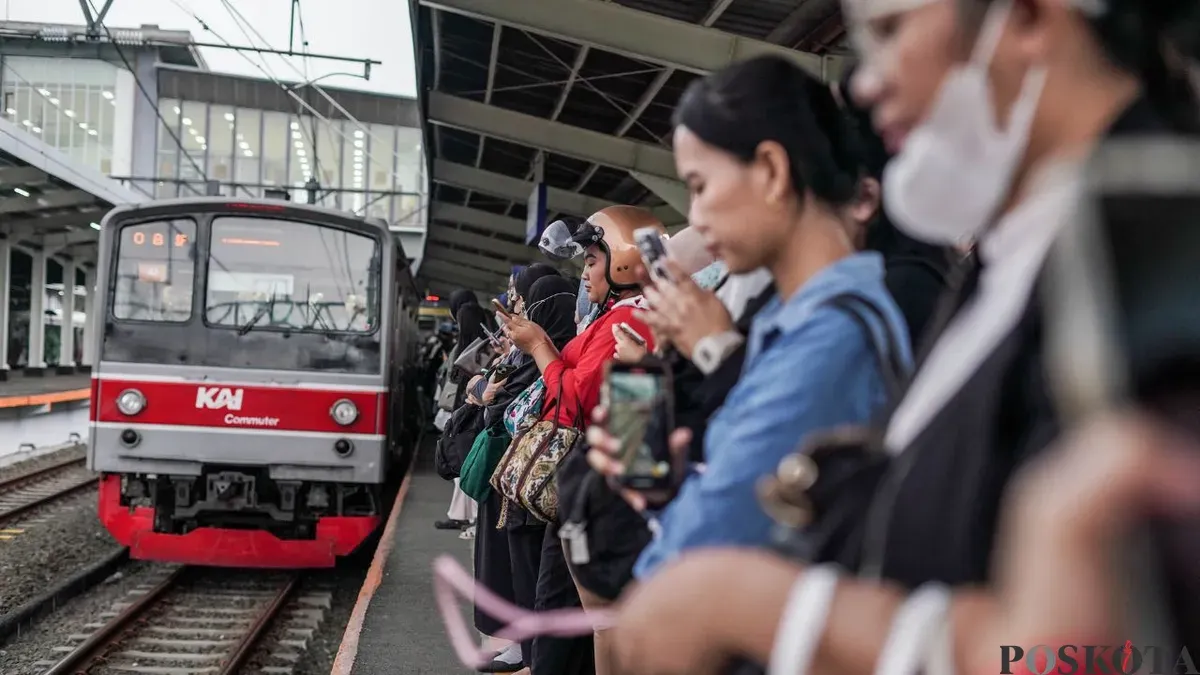 Penumpang transportasi umum di Jakarta mengalami peningkatan di tahun 2025. (Sumber: Poskota/Bilal Nugraha)
