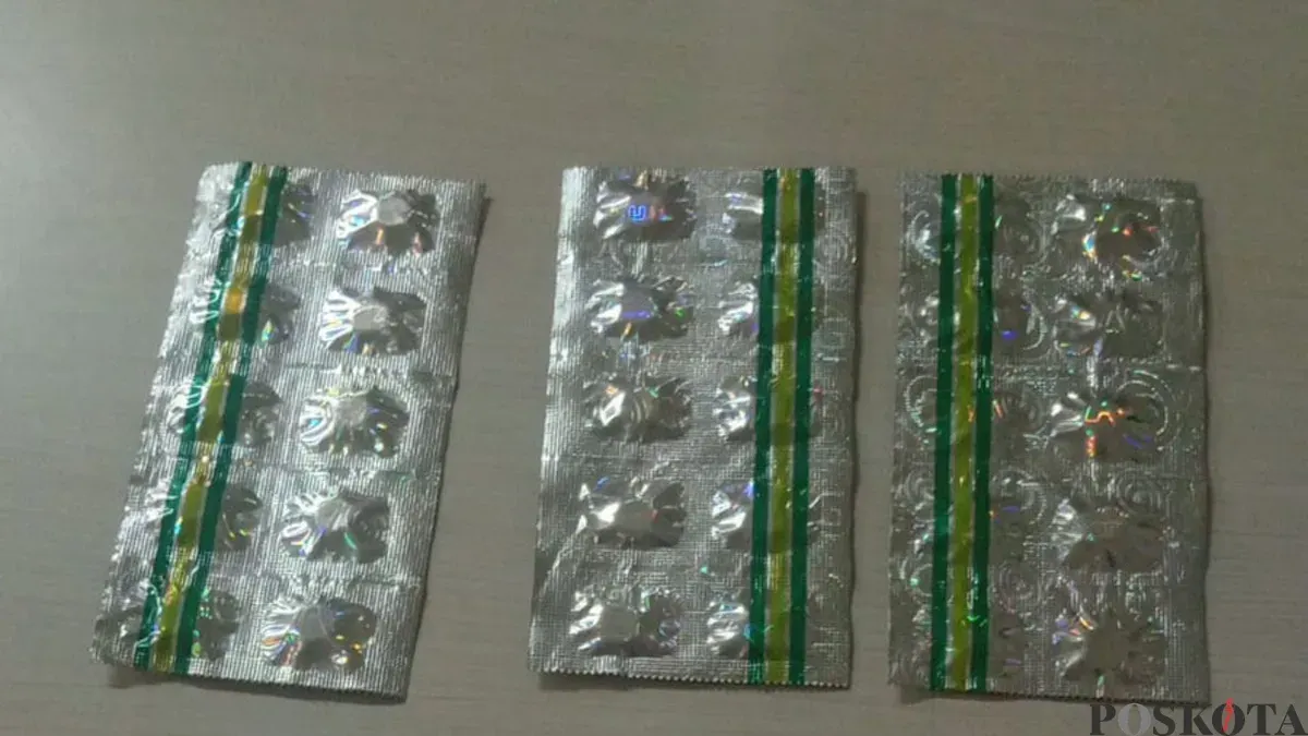 Barang bukti obat-obatan Tramadol milik pelaku berhasil disita petugas. (Sumber: Poskota/Angga Pahlevi)
