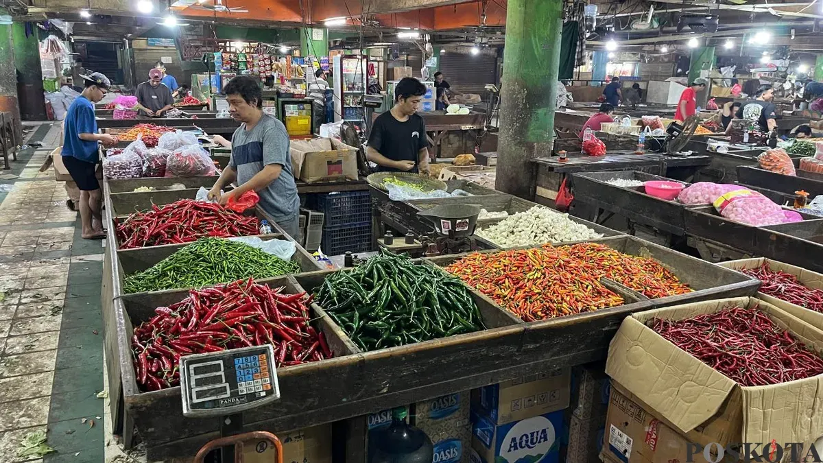 Aktivitas pedagang sayur mayur di Pasar Mitra, Tanah Sereal, Tambora, Jakarta Barat, Rabu, 21 Januari 2026. (Sumber: Poskota/Pandi Ramedhan)