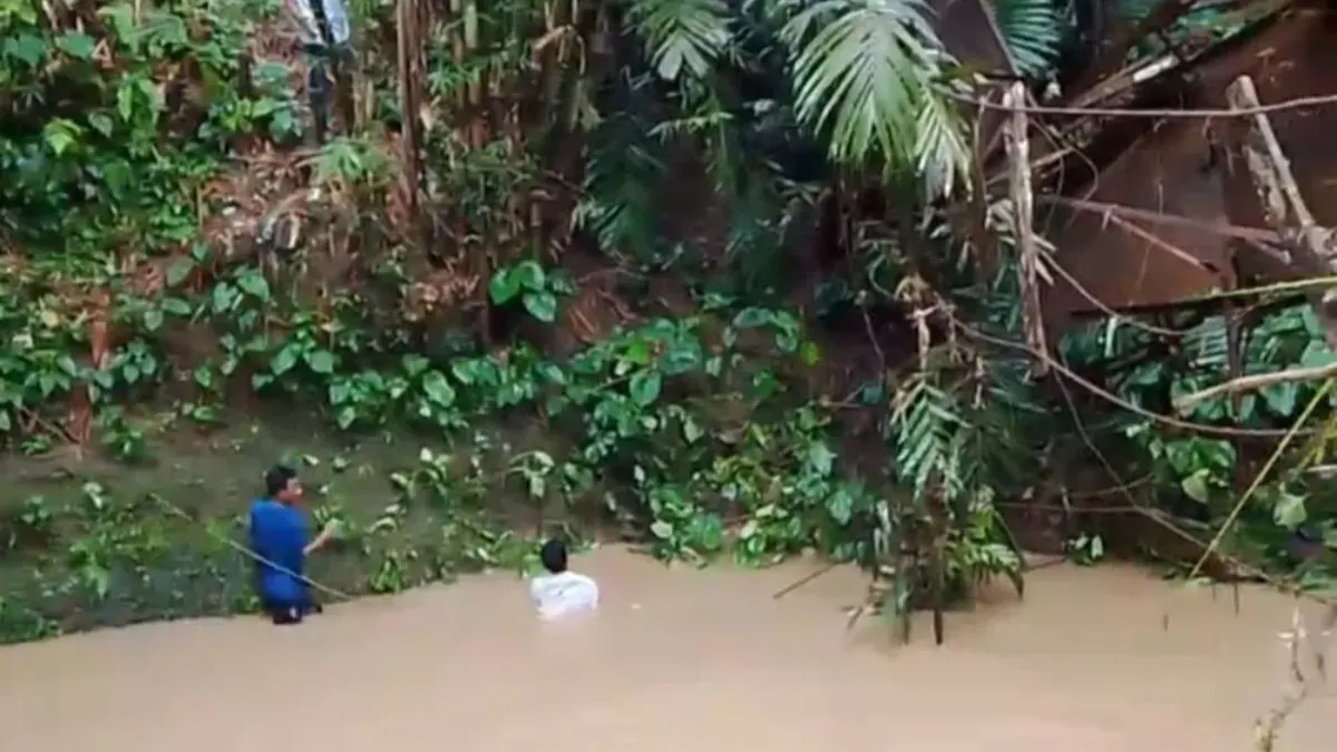Sejumlah warga di Lebak saat evakuasi siswa yang jatuh dari jembatan gantung yang ambruk. (Sumber: Istimewa)