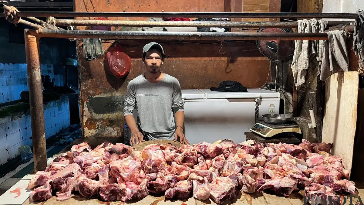 Pedagang daging di Pasar Mitra Tambora, Jakarta Barat, Rabu, 21 Januari 2026. (Sumber: Poskota/Pandi Ramedhan)