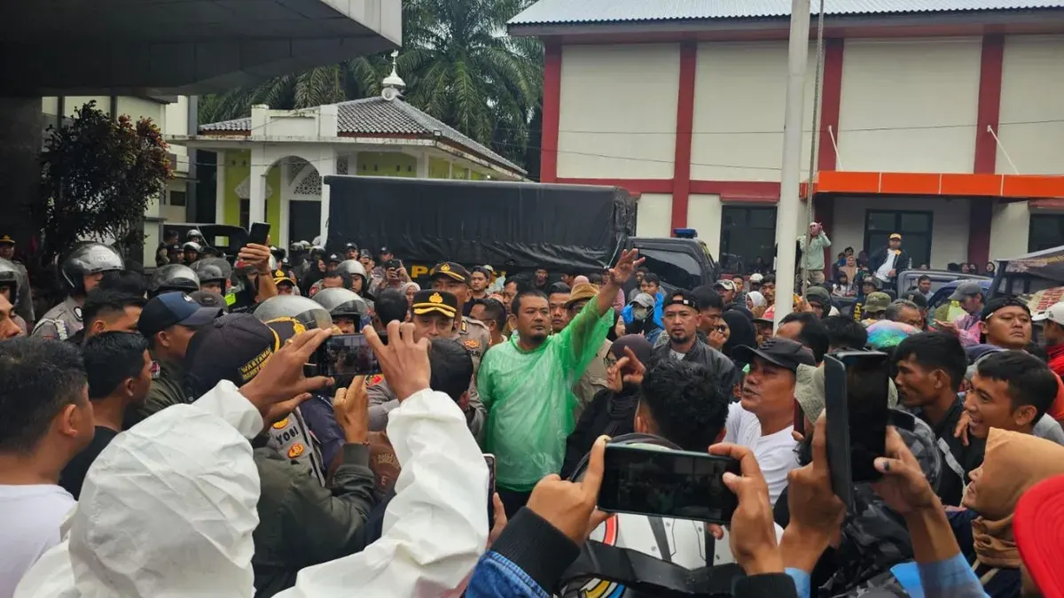Warga di tiga kecamatan wilayah Bogor Barat melakukan aksi di kantor Kecamatan Cigudeg beberapa waktu lalu, buntut uang kompensasi penutupan tambang tak kunjung cair. (Sumber: Dok. Polres Bogor)