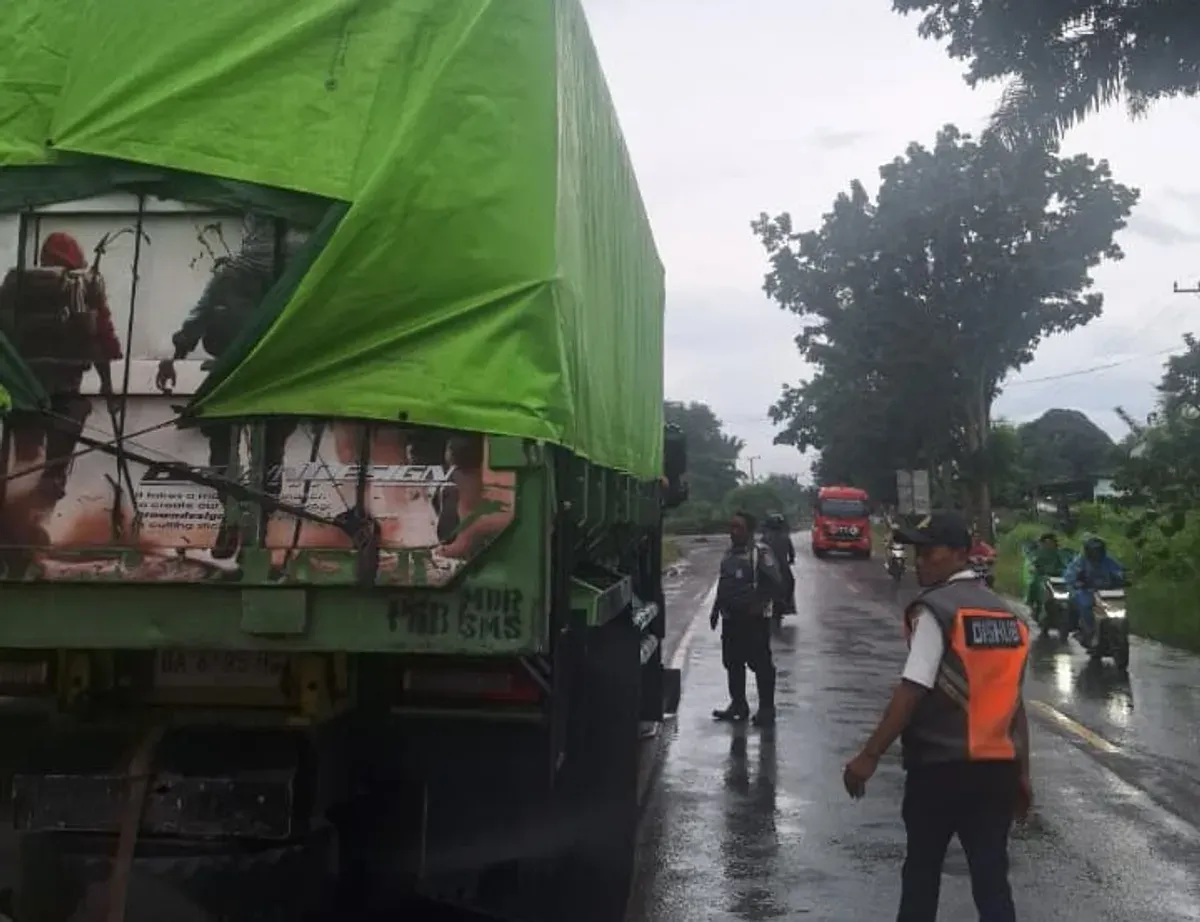 Petugas melakukan pengaturan lalu lintas dan pemeriksaan truk pengangkut batubara di jalur Lubuk Linggau, Sumatera Selatan, menyusul pembatasan operasional angkutan batubara yang berdampak pada pasokan PLTU Bengkulu. (Sumber: Istimewa)