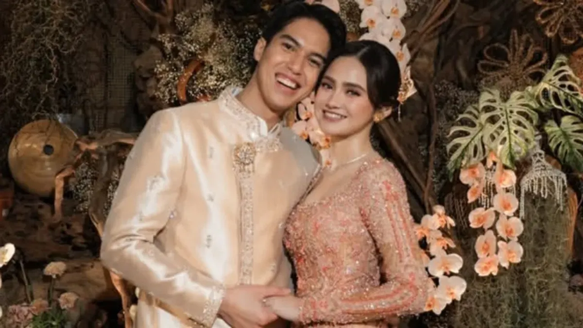 Momen kebersamaan El Rumi dan Syifa Hadju yang kini dikabarkan tengah mempersiapkan pernikahan, termasuk pengurusan administrasi di KUA. (Sumber: Instagram/@syifahadju)