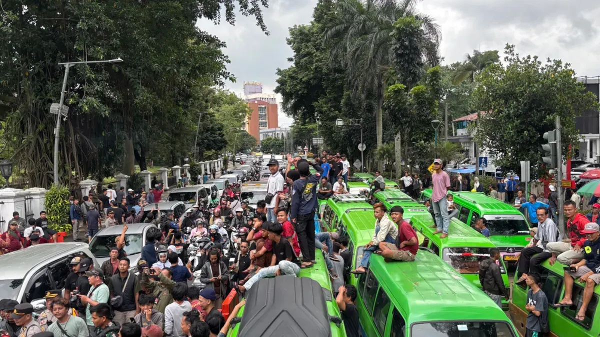 Sopir angkot memblokir Jalan Ir Juanda saat demo menolak penghapusan angkot tua di Kota Bogor. (Sumber: Poskota/Giffar Rivana)