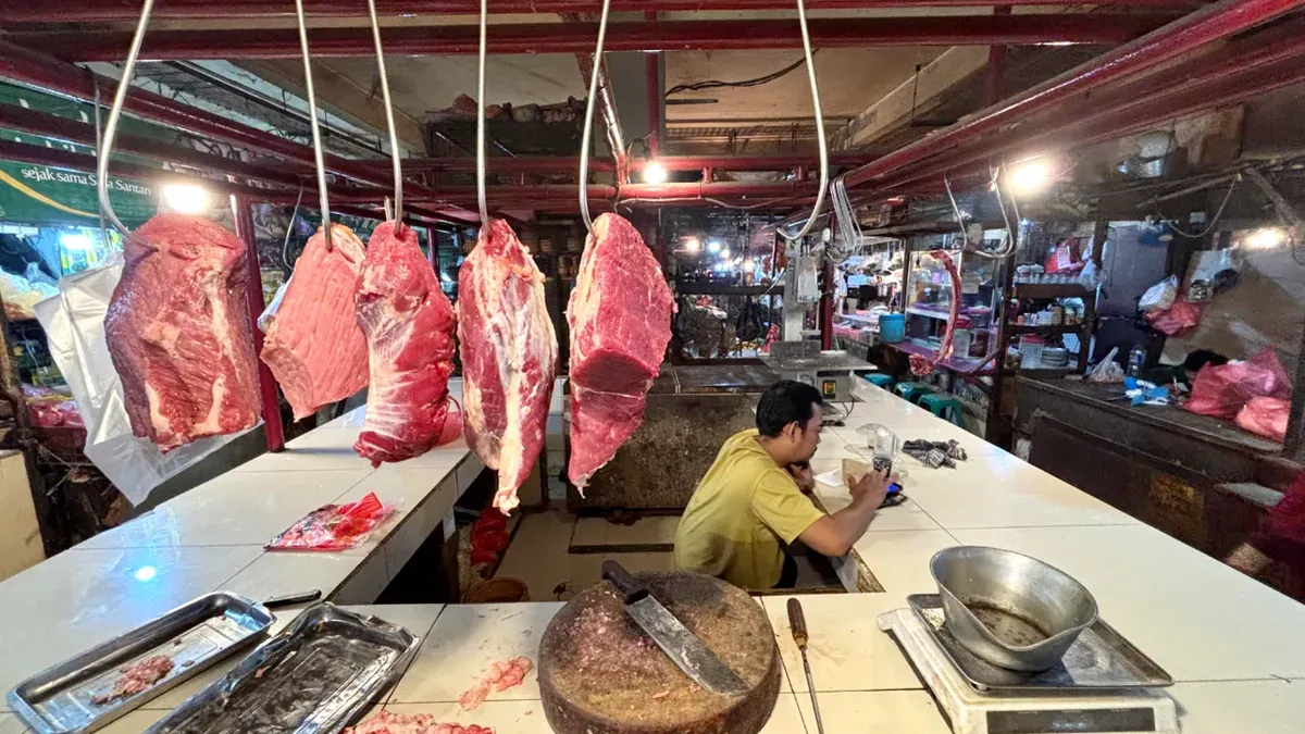 Potret salah satu pedagang daging sapi di Pasar Cibinong, Bogor tampak sepi pembeli, Kamis 22 Januari 2026. (Sumber: Poskota/Giffar Rivana)