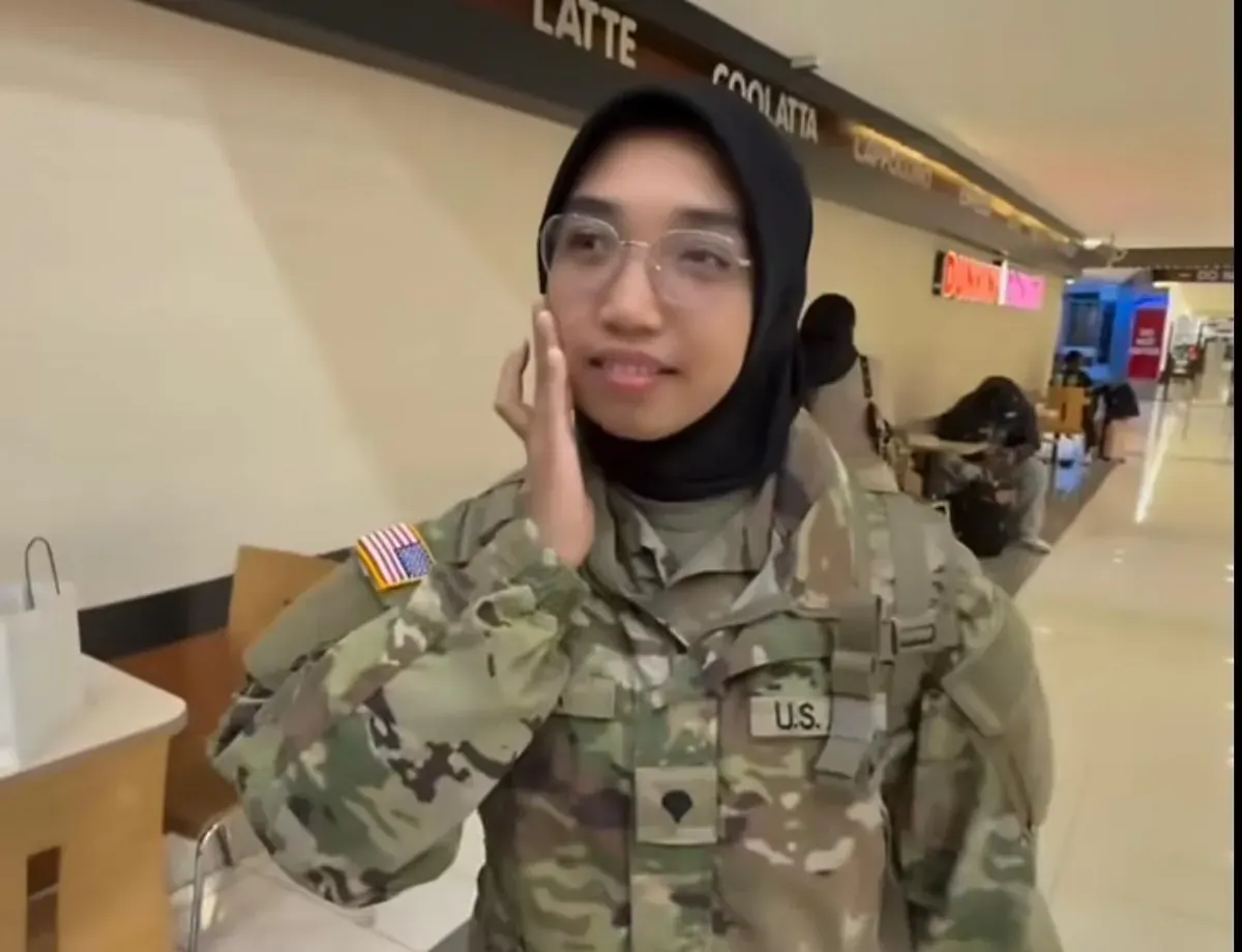 Kezia Syifa yang tengah menjadi perbincangan warganet setelah viral unggahan yang menampilkan sosok perempuan muda berhijab mengenakan seragam militer Amerika Serikat. (Sumber: Instagram/@bunda_kesidaa)