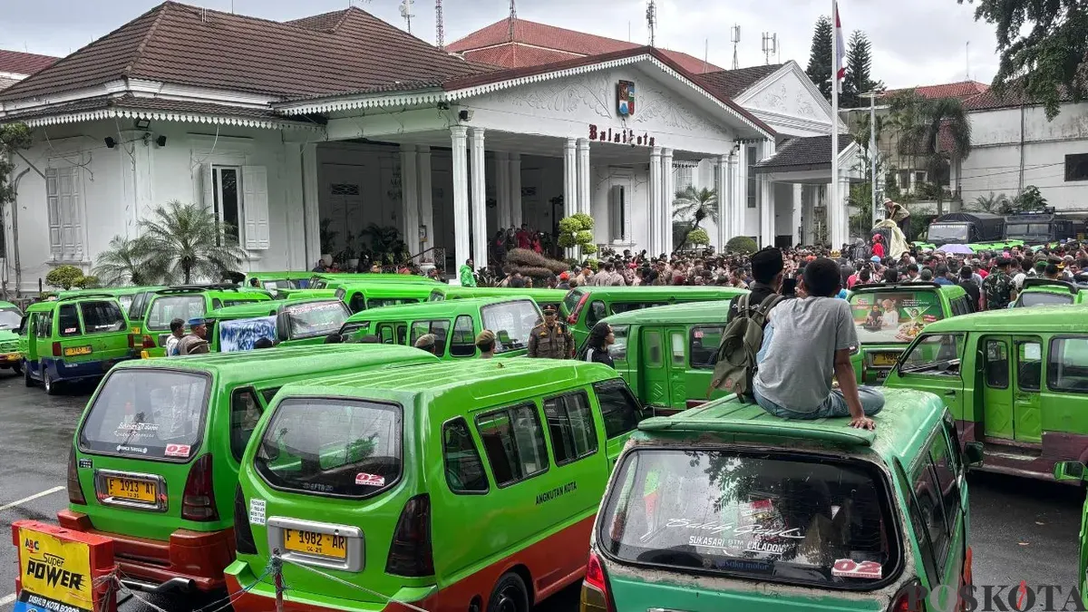 Para sopir angkot berdemonstrasi di depan Balai Kota Bogor, Kamis, 22 Januari 2026. (Sumber: Poskota/Giffar Rivana)