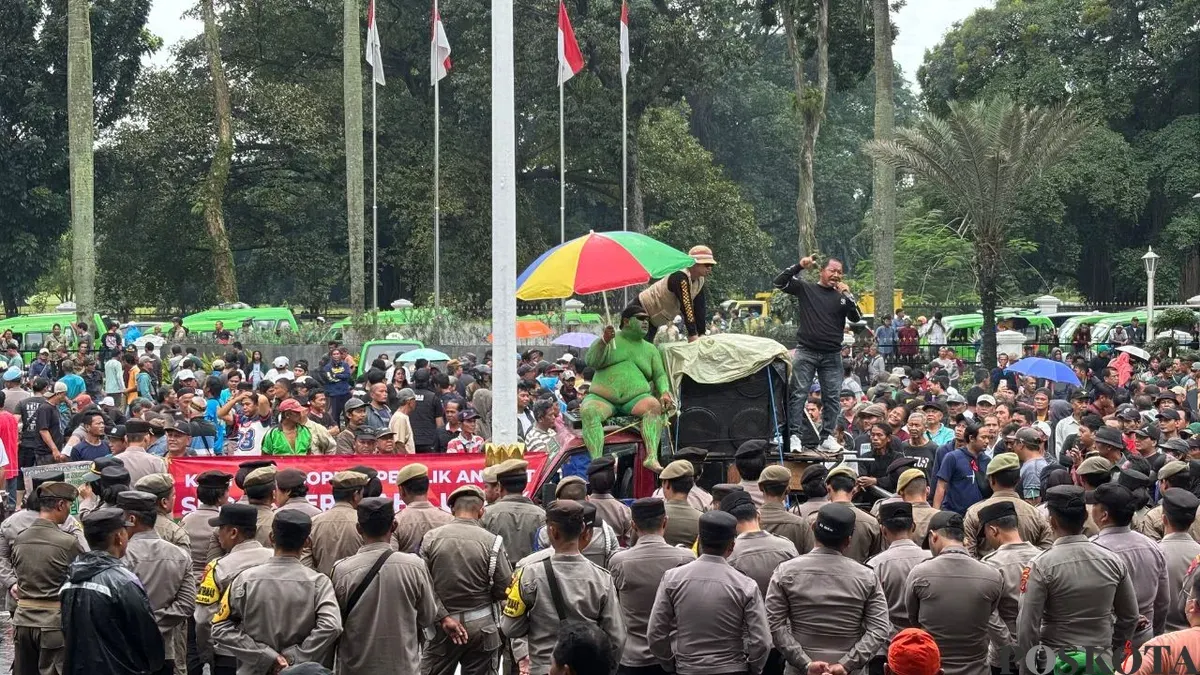 Sopir angkot di Bogor gelar aksi penolakan penghapusan angkot tua yang usianya sudah 20 tahun lebih. (Sumber: Poskota/Giffar Rivana)