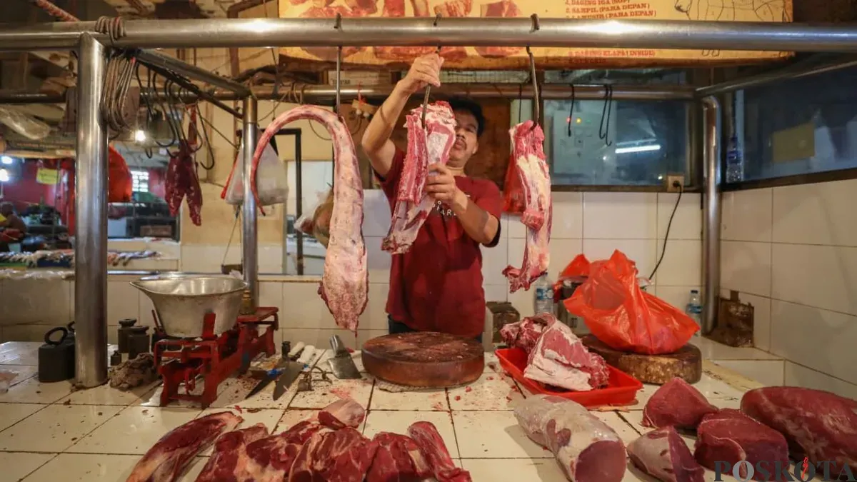 Ilustrasi pedagang daging sapi. (Sumber: Poskota/Bilal Nugraha Ginanjar)