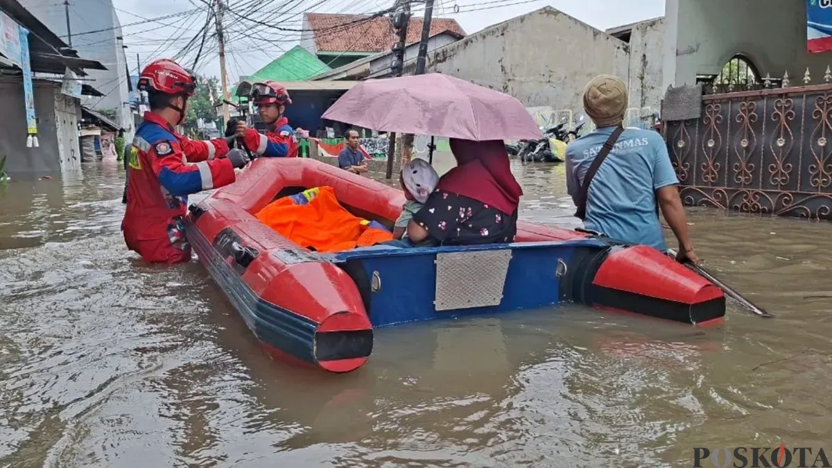 Banjir merendam ruas jalan dan permukiman di Jalan Kali Sekretaris, Duri Kepa, Kebon Jeruk, Jakarta Barat, Jumat, 23 Januari 2026. (Sumber: Poskota/ Pandi Ramedhan)