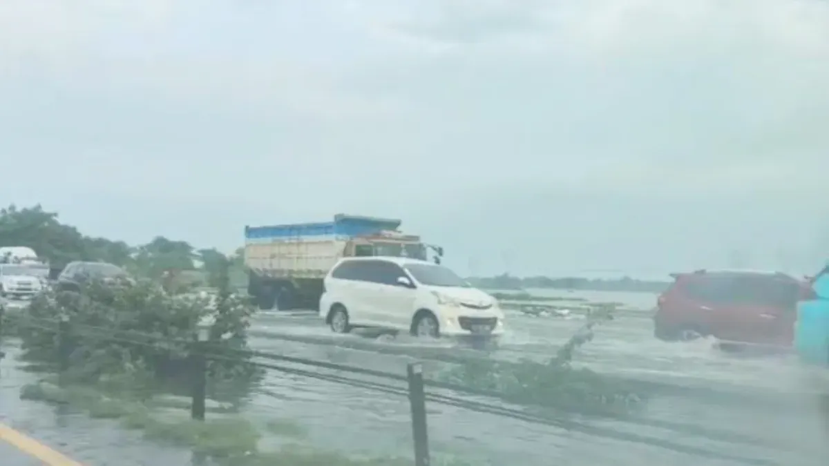 Kondisi banjir yang merendam jalan Tol Tangerang Merak akibat intensitas curah hujan tinggi. (Sumber: BPBD Provinsi Banten)