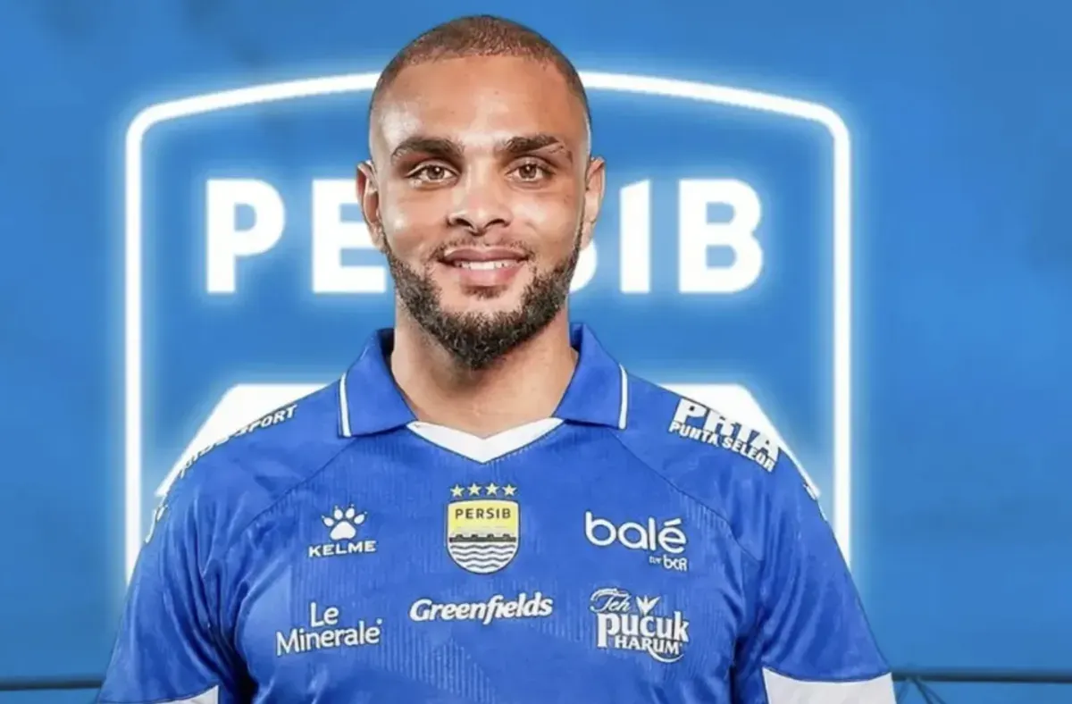 Layvin Kurzawa Bek asal Prancis itu dikabarkan siap debut perdana melawan Malut United. (Sumber: Instagram/@gosball)