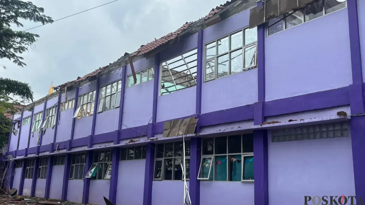 Bangunan atap kelas SMAN 2 Gunung Putri ambruk pada Jumat, 23 Januari 2026. (Sumber: Poskota/Giffar Rivana)