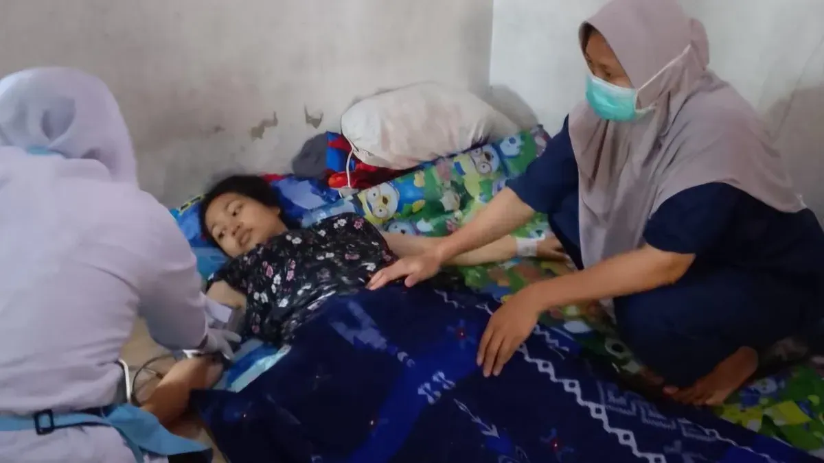 Bidan saat melakukan pengecekan kesehatan seorang ibu setelah proses melahirkan. (Sumber: Istimewa)