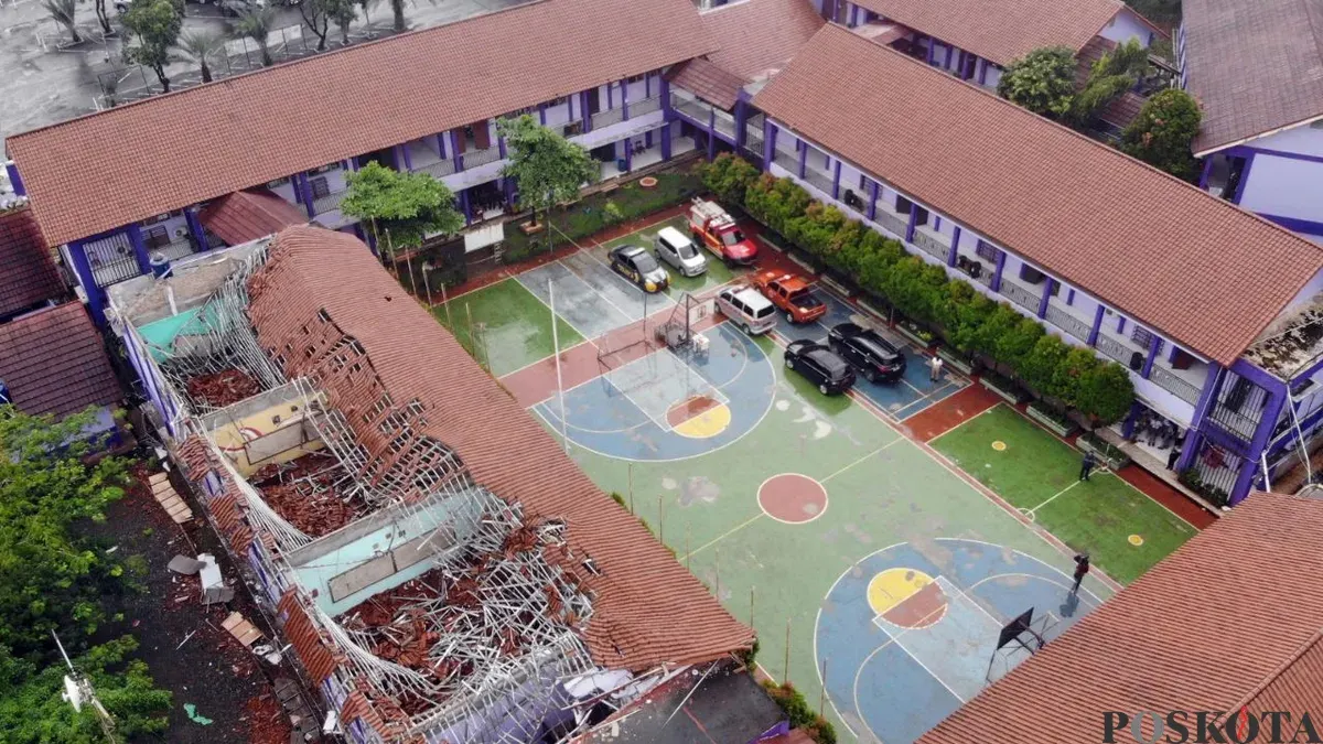 Pantauan udara atap sekolah SMAN 2 Gunung Putri yang ambruk, Jumat pagi, 23 Januari 2025. (Sumber: Poskota/Giffar Rivana)