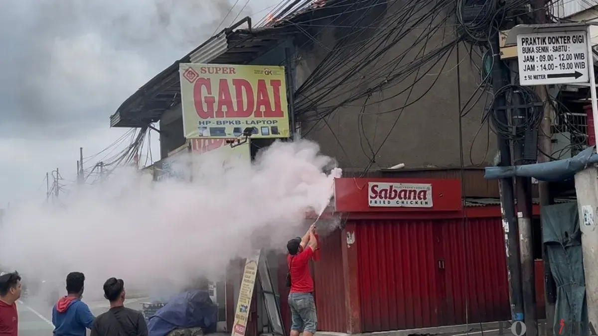 Kabel udara yang berlokasi di Jalan Kebon Pala 3, Tanah Abang, Jakarta Pusat, terbakar hingga mengenai bangunan, Jumat, 23 Januari 2026. (Sumber: Poskota/Pandi Ramedhan)