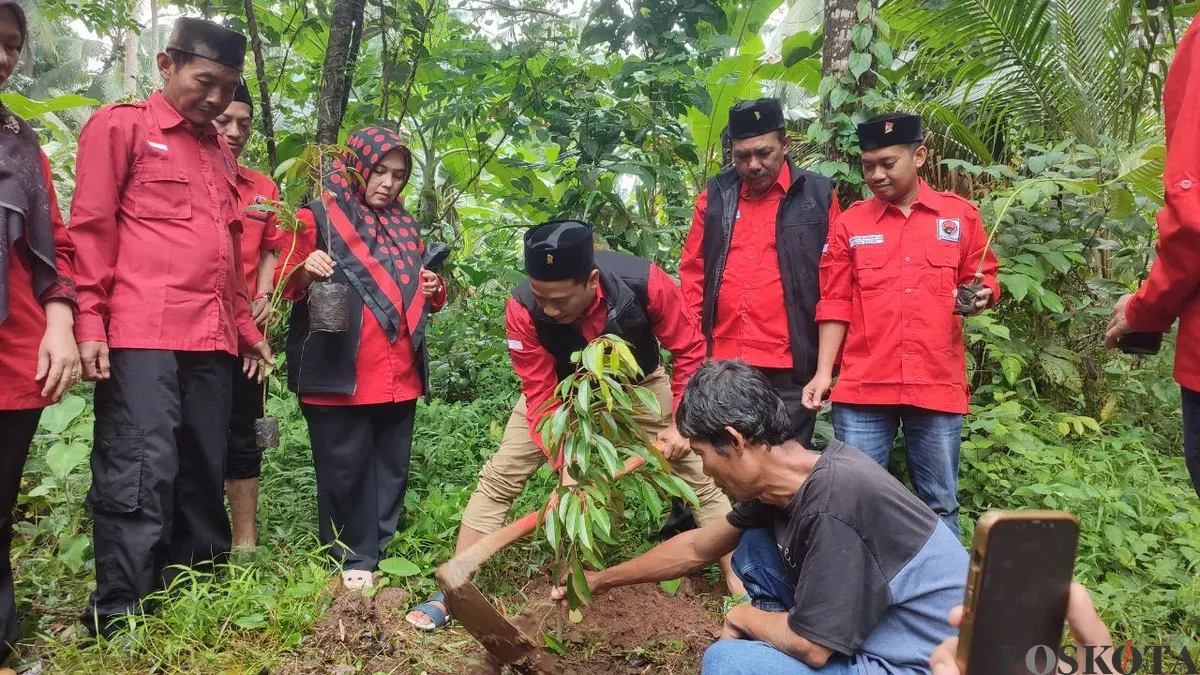 Sekretaris DPC PDI Perjuangan Pandeglang dan jajarannya saat melakukan penanaman pohon di wilayah Menes. (Sumber: Poskota/Samsul Fatoni)