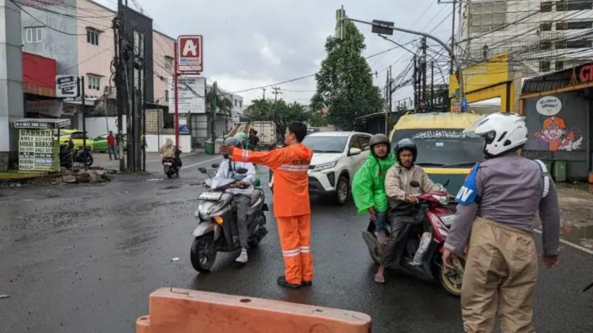 Petugas saat mengatur lalu lintas di Jalan Raya HOS Cokroaminoto. (Sumber: Istimewa)