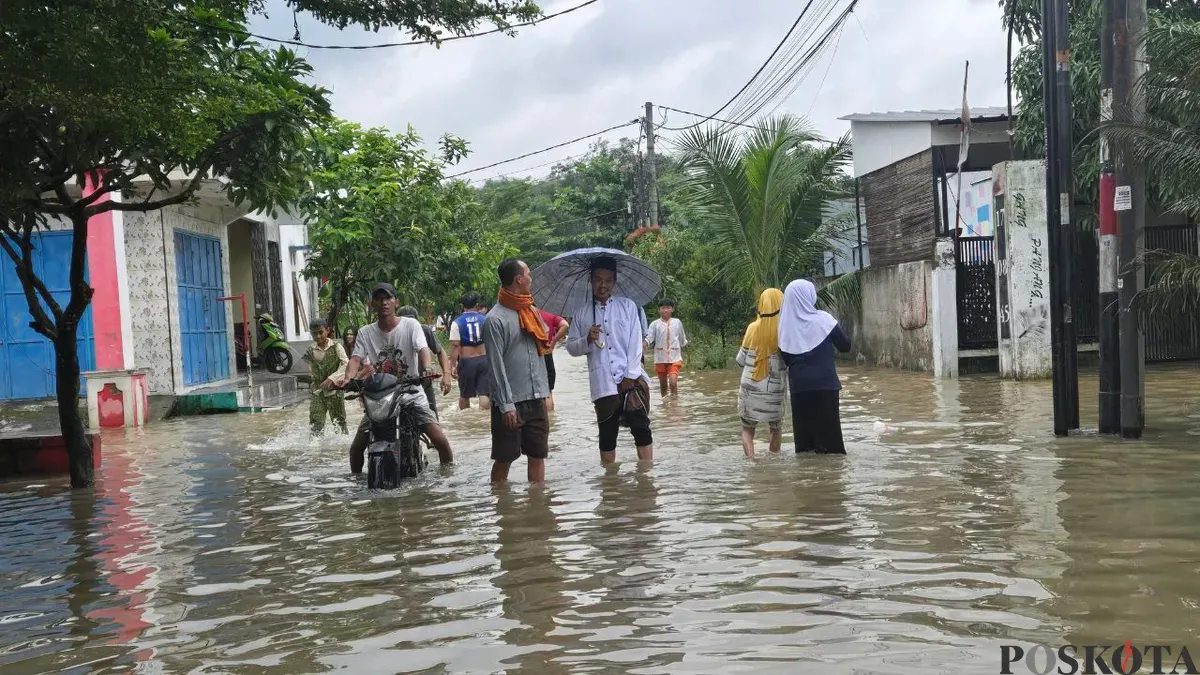 Kondisi banjir di Perumahan Flamboyan 2, Desa Munjul, Kecamatan Solear, Kabupaten Tangerang. (Sumber: Poskota/Veronica Prasetio)