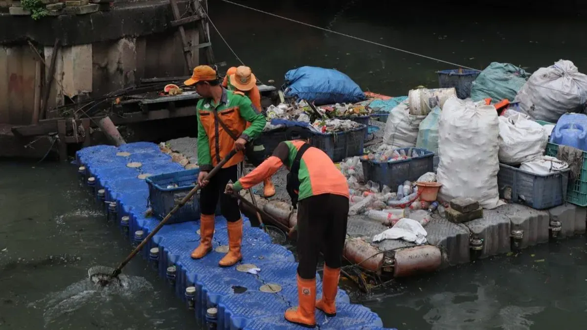 Sejumlah petugas kebersihan saat membersihkan sampah di kali. (Sumber: Dok. Kominfotik DLH Jakarta)