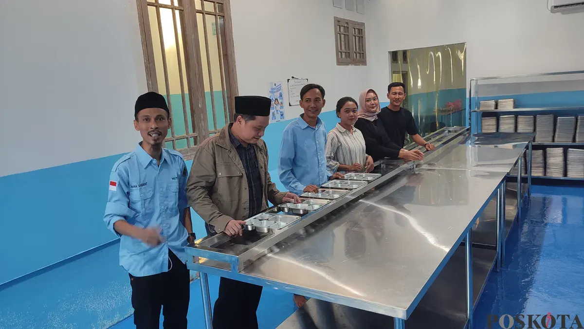 Ketua DPRD Pandeglang saat mengecek kelengkapan dapur MBG pada SPPG Manglid Cibitung. (Sumber: Poskota/Samsul Fatoni)