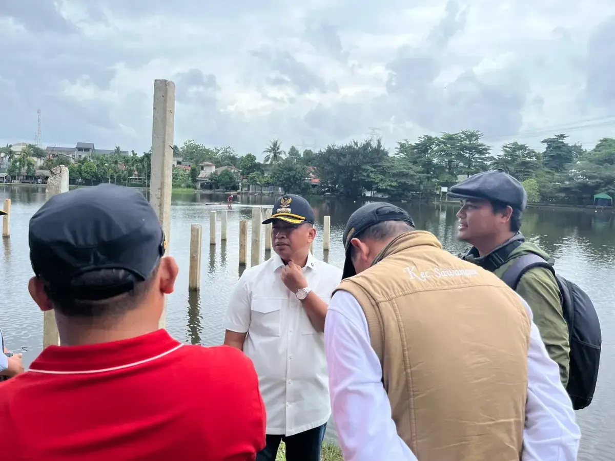 Wali Kota Depok Supian Suri bersama camat dan pemangku kepentingan terkait meninjau lokasi pembangunan tanpa izin di kawasan Situ Tujuh Muara, Bojongsari, Kota Depok. (Sumber: Istimewa)
