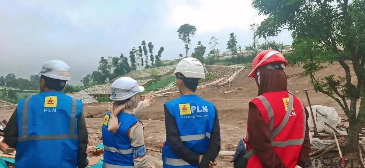 Petugas PLN UP3 Cimahi melakukan pengamanan jaringan listrik di wilayah terjadinya bencana longsor di Kecamatan Cisarua, Kabupaten Bandung Barat, Sabtu 24 Januari 2026. (Sumber: Poskota/Gatot Poedji Utomo)