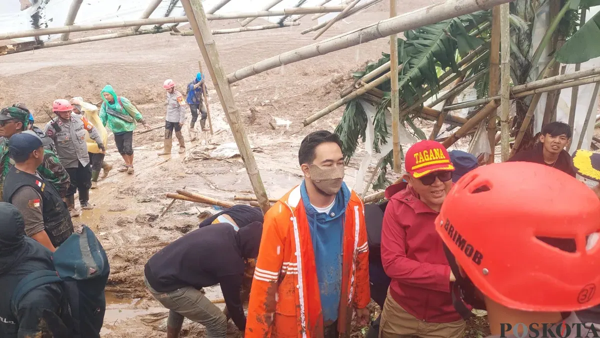 Anggota kepolisian dan pemerintah setempat meninjau langsung ke lokasi longsor untuk memberikan bantuan, di Cisarua Kabupaten Bandung Barat, Sabtu 24 Januari 2026. (Sumber: Poskota/Gatot Poedji Utomo)