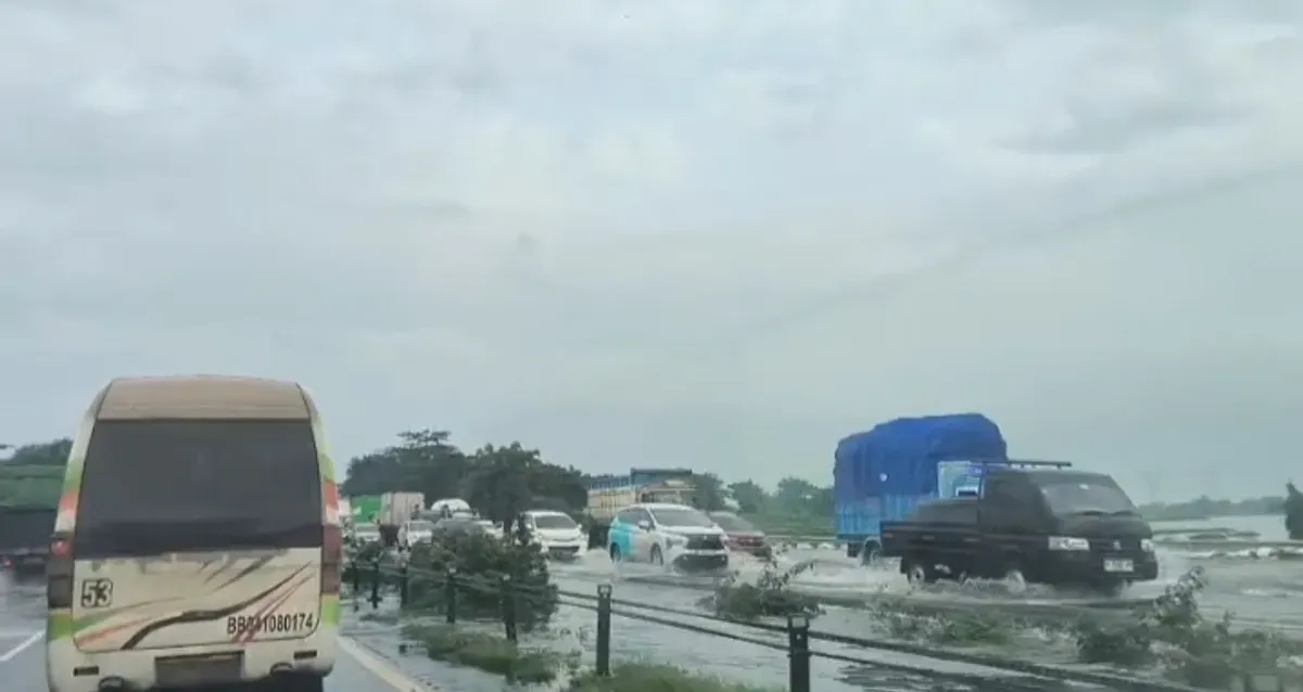 Kondisi banjir yang merendam jalan tol Tangerang Merak. (Sumber: Istimewa)