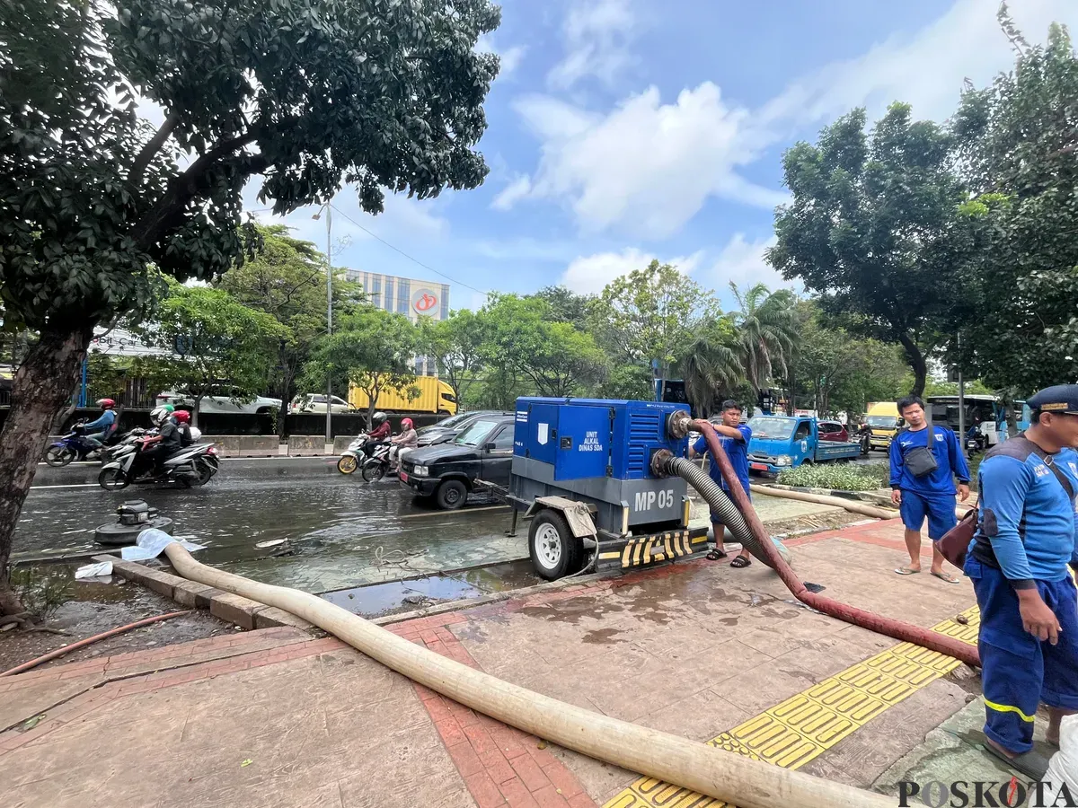 Petugas melakukan penyedotan genangan yang berada di sepanjang Jalan Daan Mogot, Cengkareng, Jakarta Barat, Sabtu, 24 Januari 2026. (Sumber: Poskota/Pandi Ramedhan)