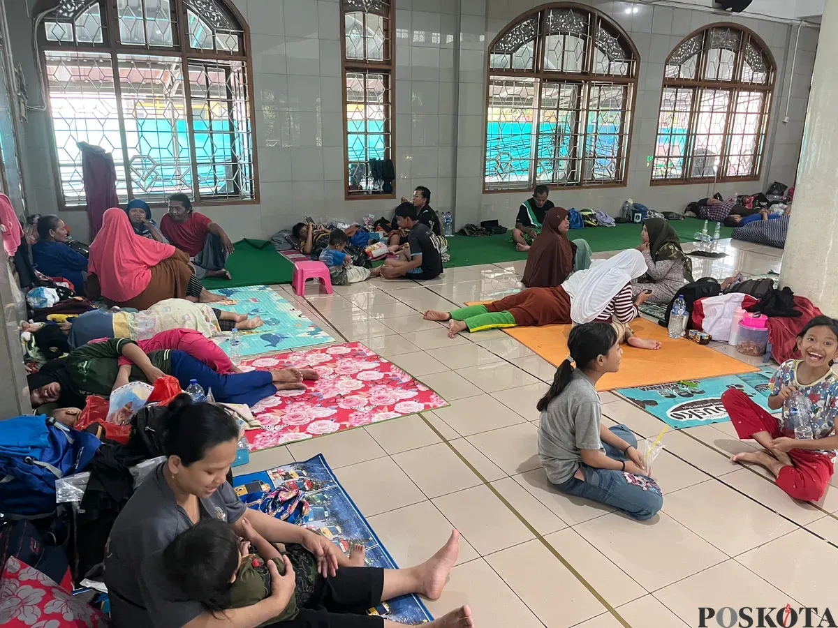 Kondisi warga RW 01 Kelurahan Rawa Buaya, Cengkareng, Jakarta Barat, yang mengungsi di Masjid Jami Baitul Rahman, Sabtu, 24 Januari 2026. (Sumber: Poskota/Pandi Ramedhan)
