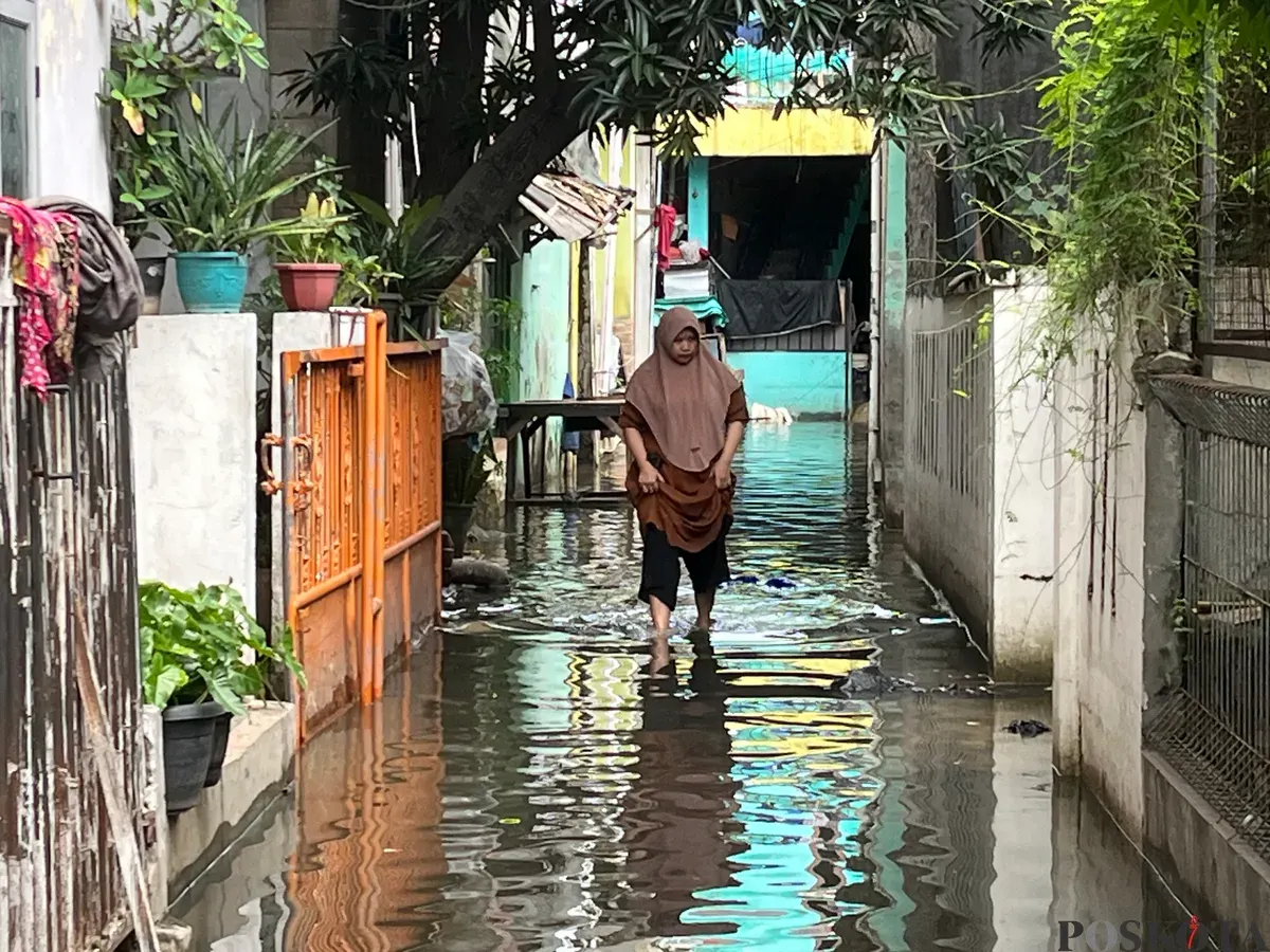 Banjir yang masih menggenangi rumah warga di RW 02 Keluraham Duri Kosambi, Cengkareng, Jakarta Barat, Sabtu, 24 Januari 2026. (Sumber: Poskota/Pandi Ramedhan)