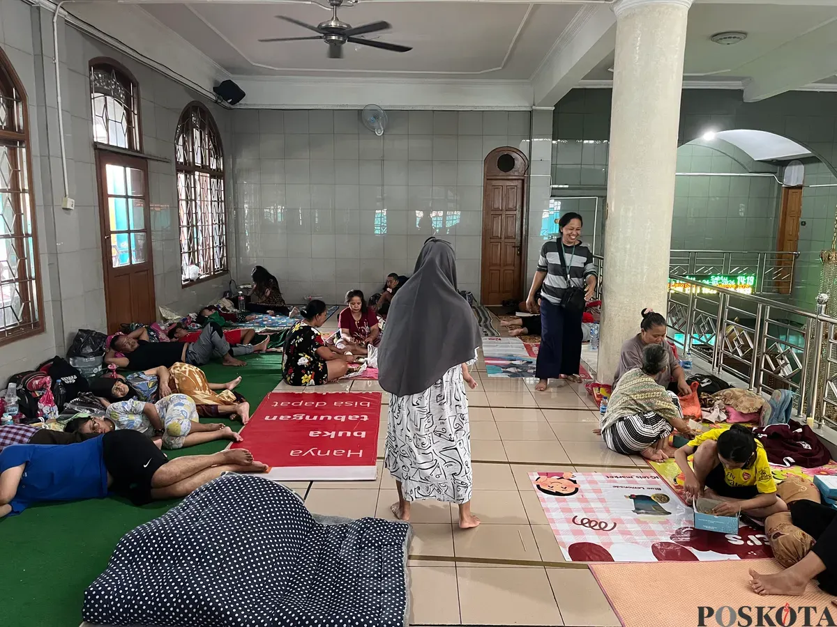 Kondisi warga RW 01 Kelurahan Rawa Buaya, Cengkareng, Jakarta Barat, yang mengungsi di Masjid Jami Baitul Rahman, Sabtu, 24 Januari 2026. (Sumber: Poskota/Pandi Ramedhan)