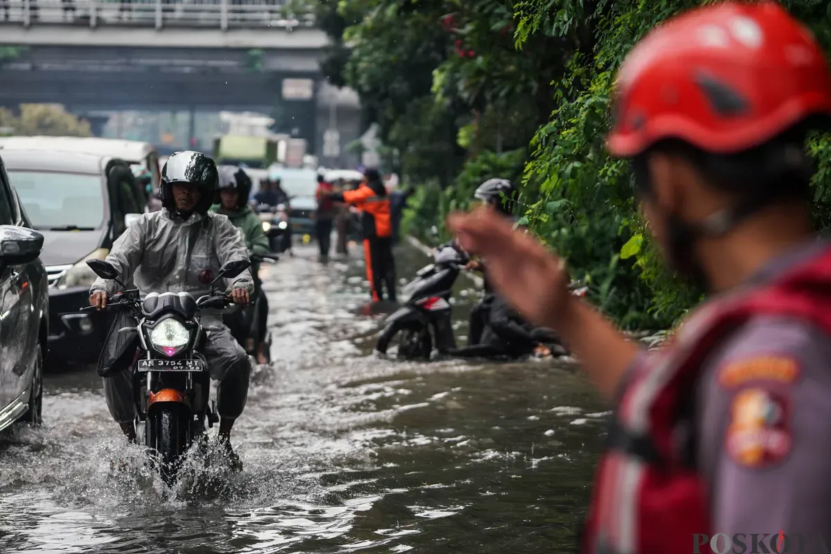 BPBD DKI Jakarta mencatat banjir merendam 123 RT dan 9 ruas jalan imbas hujan sejak Jumat dini hari. (Sumber: Poskota/Bilal Nugraha Ginanjar)