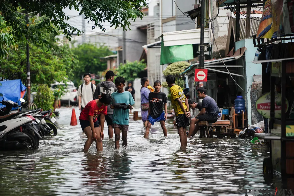 Kondisi banjir di salah sebuah wilayah Jakarta Barat. (Sumber: Poskota/Bilal Nugraha Ginanjar)
