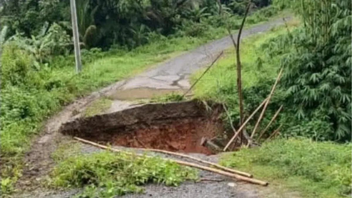 Kondisi jalan penghubung antar desa di Lebak, yang ambles akibat curah hujan tinggi. (Sumber: Istimewa)