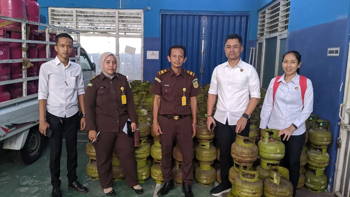 Penyidik Subdit 1 Indag menyerahkan tersangka dan barang bukti ke Kejari Serang. (Sumber: Dok. Subdit 1 Indag)